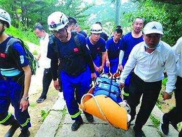 【惊险瞬间】雷击下的生命奇迹知名景区的紧急救援故事